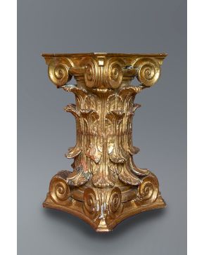 813-Mesa realizada a partir de dos capiteles barrocos con pie en madera tallada y dorada y tapa circular en cristal. 