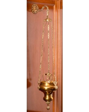 926-Lámpara votiva en bronce dorado. 