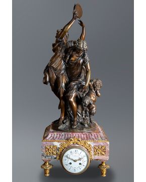 602-Lote formado por: exquisito reloj-peana en mármol rosa veteado y aplicaciones de bronce dorado. Con marcas: C. Detouche. Francia. S.XIX. Esfera con nu