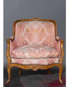 686-Butaca estilo Luis XV en madera tallada con tapicería adamascada en rosa. 