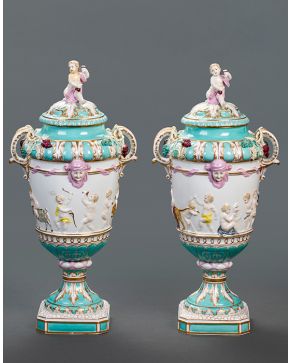 669-Pareja de jarrones con tapas en porcelana de Meissen. s. XIX. Con marcas. 