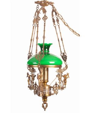 930-Antigua lámpara quinqué en latón dorado y opalina verde. 