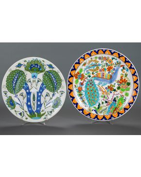 888-Lote de dos platos en cerámica portuguesa y griega. El primero. siguiendo modelos del siglo XVI. 