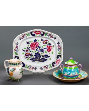 949-Lote en cerámica y porcelana portuguesa e inglesa formado por: gran bandeja. recipiente con tapa. plato a juego y jarra. Con marcas.