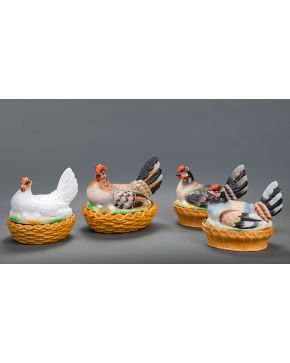 1169-Lote en cerámica formado por gallo y 4 recipientes para huevos con tapas en forma de gallinas. 