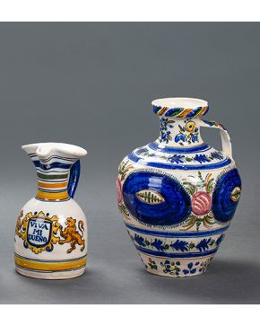872-Lote formado por jarro en cerámica de Puente y jarra en cerámica de Talavera. S. XIX. Restaurados. Con marcas.