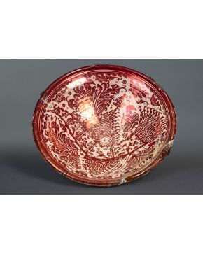 857-Cuenco en cerámica de Reflejo metálico. Manises. s. XVII. Restaurado y con faltas. Lañas.