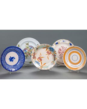 862-Lote de 5 platos en cerámica de Manises. S. XIX. Uno de ellos con pardalot. firmado.