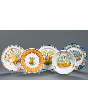 840-Lote de 5 platos en cerámica levantina. s. XIX. Uno de ellos lañado.