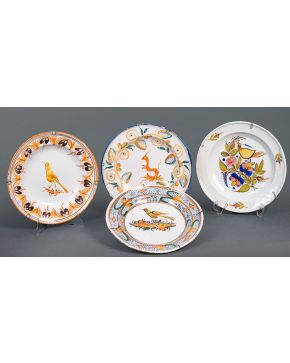 876-Lote de 4 platos en cerámica de Manises. s. XIX. Representación de animales: tres aves y un cérvido. 