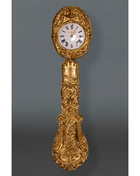 931-Reloj tipo Moret en latón dorado con esfera esmaltada y numeración romana. Con marcas de Mariano Vicente. Palencia.
