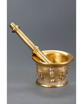 924-Almirez antiguo con su mano en bronce dorado. s. XVII.