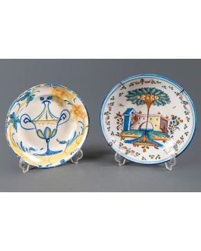 877-Lote de dos platos en cerámica levantina. s. XIX-XX.