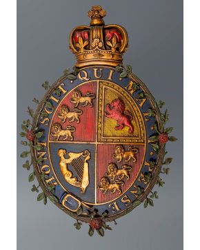 983-Placa metálica. probablemente de uso naval. Con escudo de armas del Reino Unido y divisa de la Orden de la Jarretera como orla con inscripción Honi s