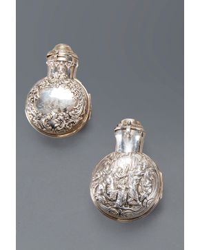 482-Dos cajitas para rapé en plata con decoración relevada. 
