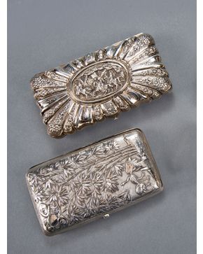 467-Lote de dos pureras en plata punzonada con decoración de flores. aves y motivos vegetales.  