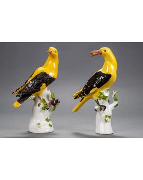 603-Pareja de oropéndolas en porcelana de Meissen C. 1730-40. Pintados en amarillo y negro. Con certificado. 