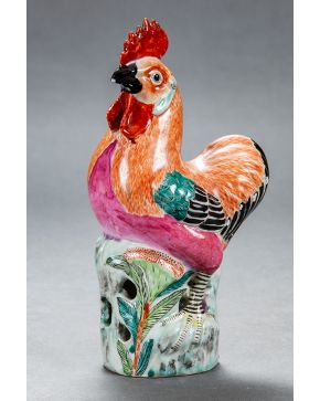 435-Original gallo en porcelana esmaltada oriental. s. XIX. 