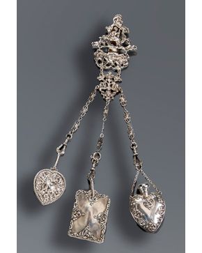 501-Colgante antiguo en plata inglesa punzonada con guardapelo. esenciero en forma de corazón. tarjetero con interior en marfil.