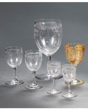 658-Lote variado en cristal formado por 6 copas con decoración grabada. Una de ellas grabada en dorados.