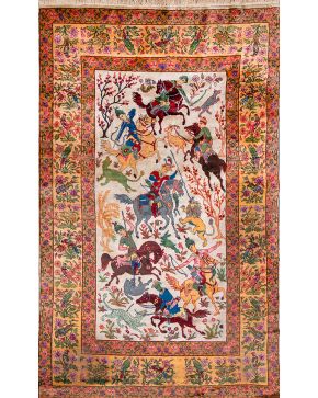 444-Alfombra oriental de rico colorido en lana. con decoración de escena de caza sobre campo beige y cenefa en tonos marrones con decoración floral. Algún