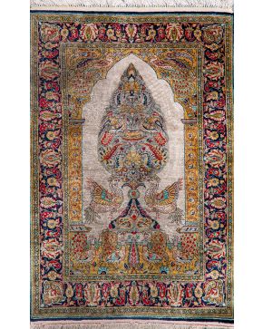 357-Alfombra persa en seda y lana con decoración de árbol de la vida y pavos reales sobre campo beige. Cenefa en azul oscuro. 
