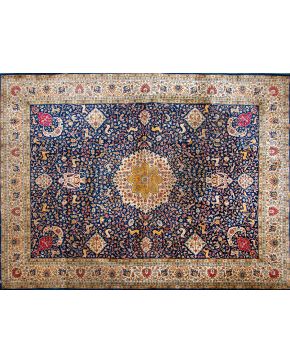 660-Elegante alfombra persa Ispahan en lana con decoración profusa de motivos vegetales. animales y florales sobre campo azul marino y cenefa en beige. 