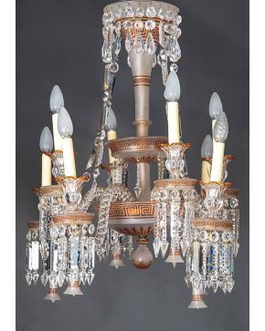 621-Lámpara francesa de techo de 8 luces en cristal tallado de Saint-Louis con decoración grabada de motivos gout grec. Decoración de prismas facetado