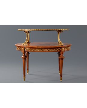503-Mesa de doble bandeja estilo Luis XVI en madera tallada con aplicaciones en dorado. Delfines portantes.