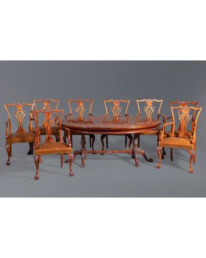 565-Juego de comedor formado por mesa oval y 8 butacas estilo Chippendale. Asientos en cuero marrón. Posibilidad de extensión mediante dos tableros. 