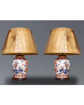 441-Pareja de grandes jarrones en porcelana estilo Imari. Adaptados a lámpara de sobremesa. sobre peana en madera tallada. 