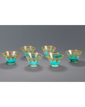 458-Elegante juego de 12 lavafrutas en cristal italiano con decoraciones y filos en dorado.