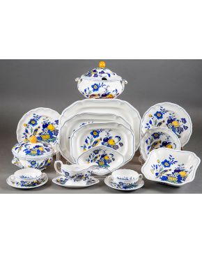 1074-Vajilla en porcelana inglesa. modelo Blue Bird de Copeland Spode con decoración de aves. cesto con frutas y motivos florales. Con marcas. 