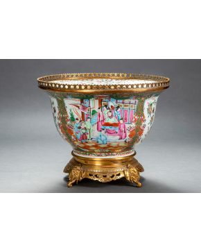 361-Gran macetero en porcelana china de Cantón. Familia Rosa. Dinastía Qing. s. XIX. 