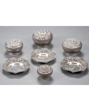 388-Lote formado por cuatro cajitas con tapa en plata china de diferentes tamaños y tres bandejitas circulares en plata indonesia 838. Decoración repujada