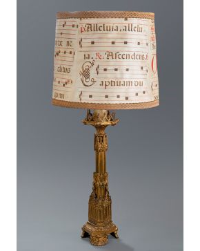 785-Candelero en bronce dorado neogótico adaptado a lámpara de sobremesa. Con pantalla de pergamino realizada a partir de hojas de cantoral.