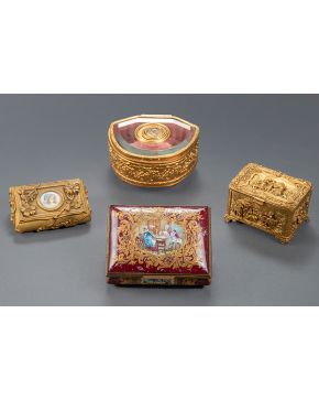 633-Lote formado por cuatro cajas joyero en bronce dorado. uno con medallón de porcelana con retrato de dama. otro con tapa pintada y el más grande con ta