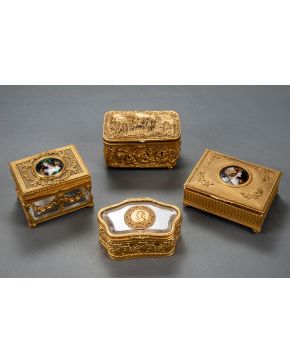 608-Lote de 4 cajas-joyero en bronce dorado y cristtal biselado. Dos con medallón en porcelana esmaltada con bustos de dama. s. XIX.