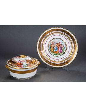 518-Juego de sopera con tapa y bajoplato en porcelana esmaltada y dorada con marcas Royal Copenhagen con decoración de escenas mitológicas.