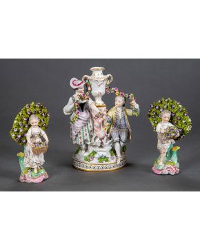 677-Lote formado por centro florero con marcas y pareja de figuras en porcelana esmaltada. Francia. c.1900.