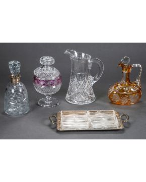 1026-Lote en cristal moldeado y tallado a rueda formado por bombonera (en vidrio incoloro y amatista. piquete). jarra para vino (en cristal incoloro y mela