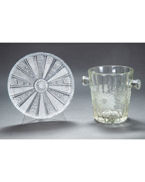967-Lote en cristal tallado y moldeado formado por bandeja circular y hielera con decoración floral en relieve.