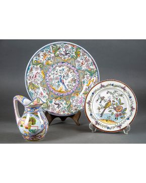 987-Lote de tres piezas en cerámica portuguesa siguiendo modelos históricos. s. XX. Formado por plato. fuente y jarrita.