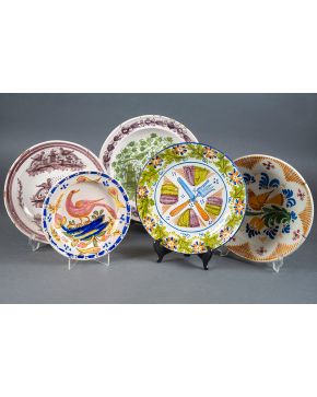 898-Lote de cinco platos en cerámica levantina. s. XIX. Algunos firmados.