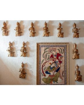 442-Lote de 11 deidades hindúes tocando instrumentos musicales en madera tallada y dorada. 