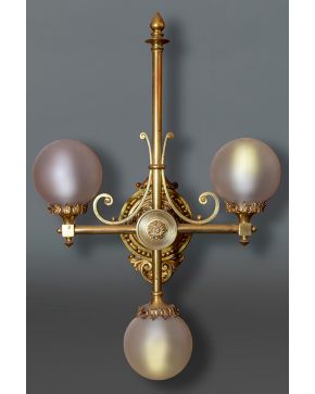 993-Pareja de apliques de 3 luces en bronce. c. 1900. Con tulipas globulares.