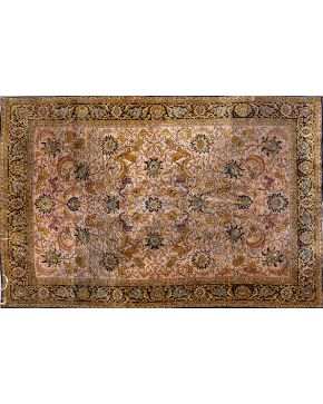 667-Alfombra persa en lana. Diseño de motivos vegetales y florales sobre fondo crema. Cenefa en negro.
