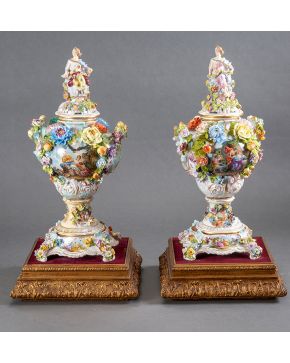 656-Pareja de jarrones en porcelana esmaltada de Carl Thieme. Dresde. entre 1888-1901.