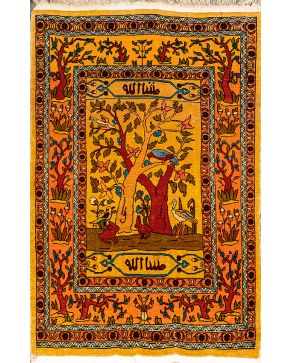 951-Alfombra tapiz persa en seda y lana con representación de árboles y animales sobre fondo amarillo.