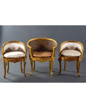 635-Lote formado por pareja de sillas y butaca en madera tallada y dorada estilo Transición. Respaldos y asientos en rejilla (deterioros).